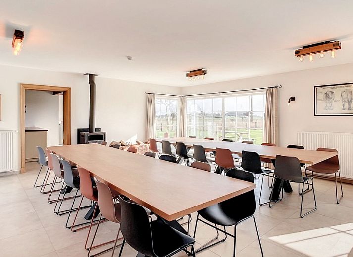 Hoeve Langhof vakantiehuis in De Haan, Belgie met een charmante binnenplaats en rustieke stenen muren.