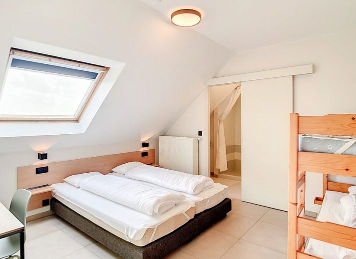 Ruime woonkamer met comfortabele zitplaatsen in Hoeve Langhof vakantiehuis, De Haan, Belgie.