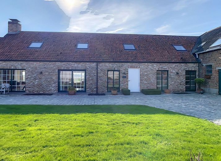 Ruime woonkamer met comfortabele zitplaatsen in Hoeve Langhof vakantiehuis, De Haan, Belgie.