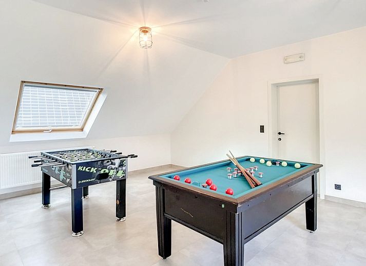 Ruime woonkamer met comfortabele zitplaatsen in Hoeve Langhof vakantiehuis, De Haan, Belgie.