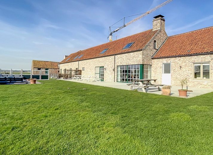 Ruime woonkamer met comfortabele zitplaatsen in Hoeve Langhof vakantiehuis, De Haan, Belgie.
