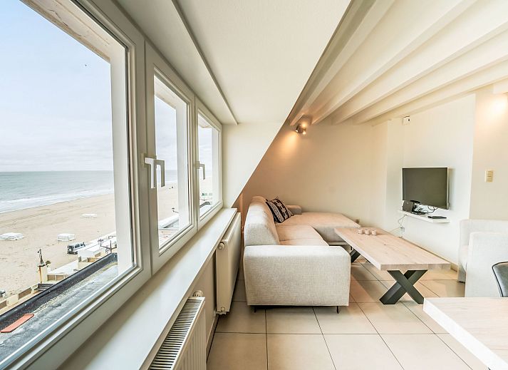 Geniet van het uitzicht op zee vanuit Appartement Koekoeksnest Penthouse at the beach in De Haan, een stijlvol verblijf aan de Belgische kust.
