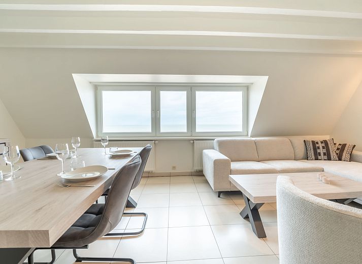Moderne keuken in Appartement Koekoeksnest Penthouse at the beach, gelegen in De Haan aan de Belgische kust, ideaal voor een comfortabel verblijf.