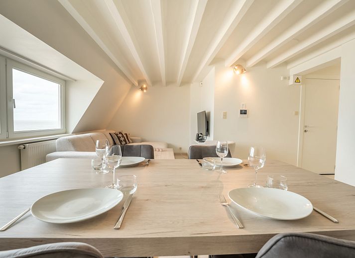 Moderne badkamer in Appartement Koekoeksnest Penthouse at the beach, De Haan, Belgische kust. Stijlvolle inrichting met douche en wastafel.