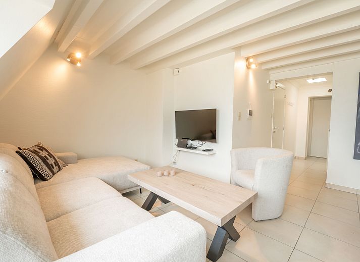 Moderne badkamer in Appartement Koekoeksnest Penthouse at the beach, De Haan, Belgische kust. Stijlvolle inrichting met douche en wastafel.