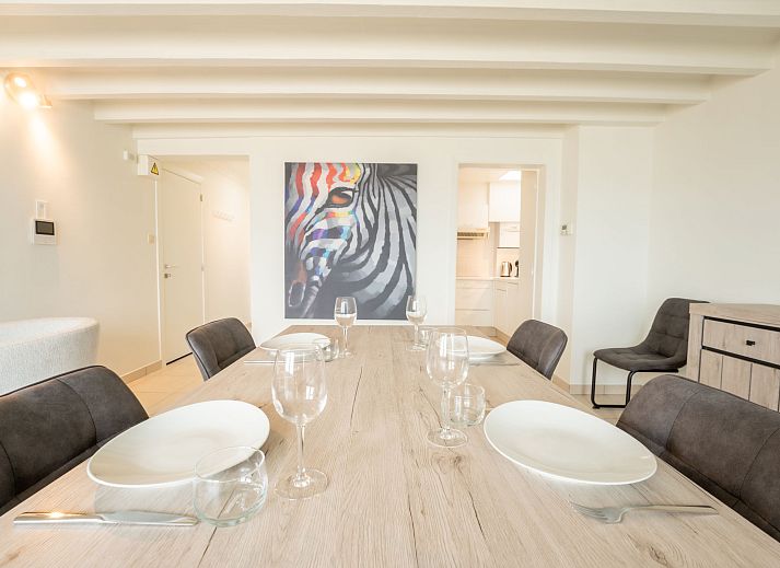 Moderne badkamer in Appartement Koekoeksnest Penthouse at the beach, De Haan, Belgische kust. Stijlvolle inrichting met douche en wastafel.
