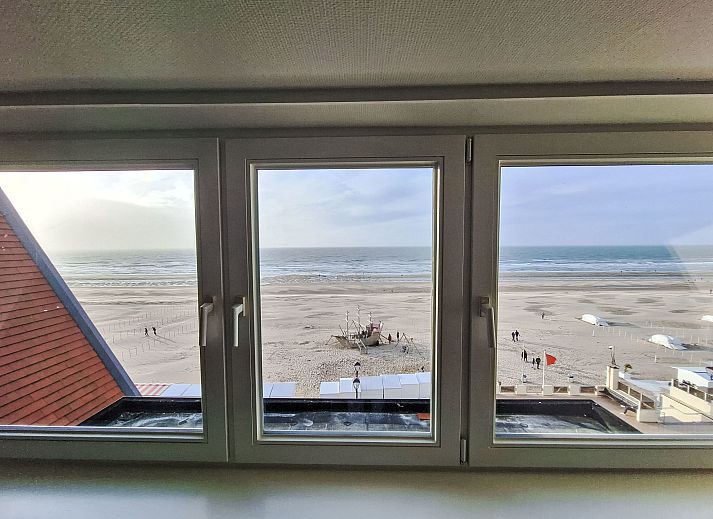 Comfortabele slaapkamer in Appartement Koekoeksnest Penthouse at the beach, De Haan, Belgische kust, ideaal voor ontspanning aan zee.