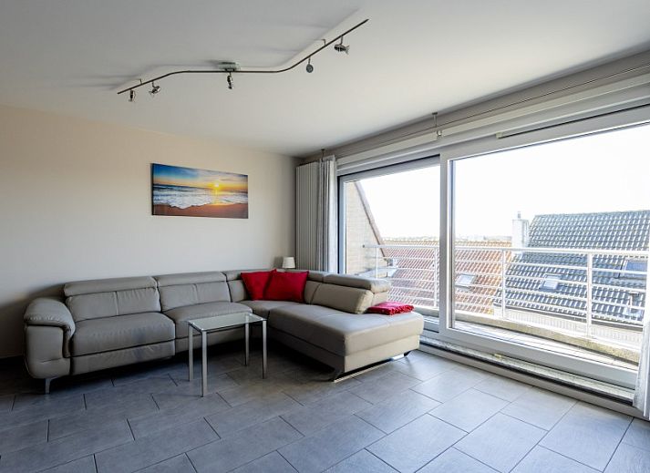Cozy living room in Huize Oesjoe, Bredene, Belgian coast with spacious sitting area and views of the surroundings.