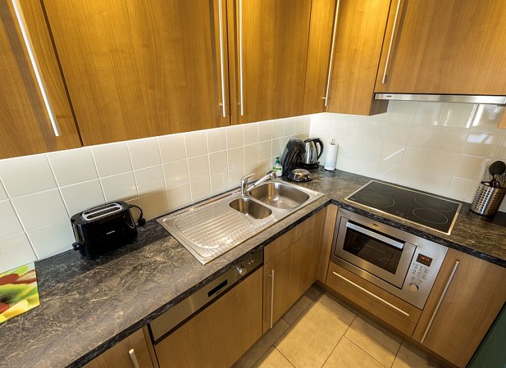 Modern kitchen in Huize Oesjoe, Bredene with breakfast bar and stylish decor.