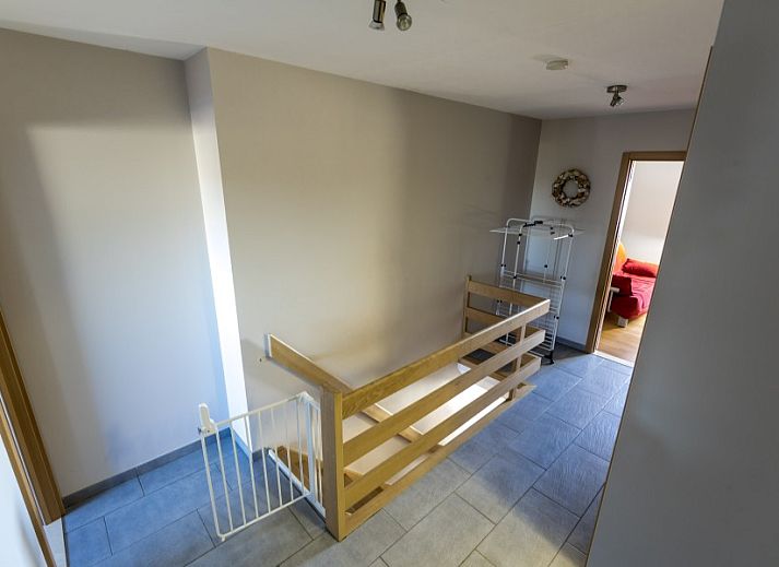 Modern kitchen in Huize Oesjoe, Bredene with breakfast bar and stylish decor.