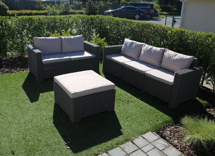 Veranda des Ferienhauses 13 Duenengolf in Oostduinkerke, belgische Kueste, Ferienhaus mit Gartenmoebeln.