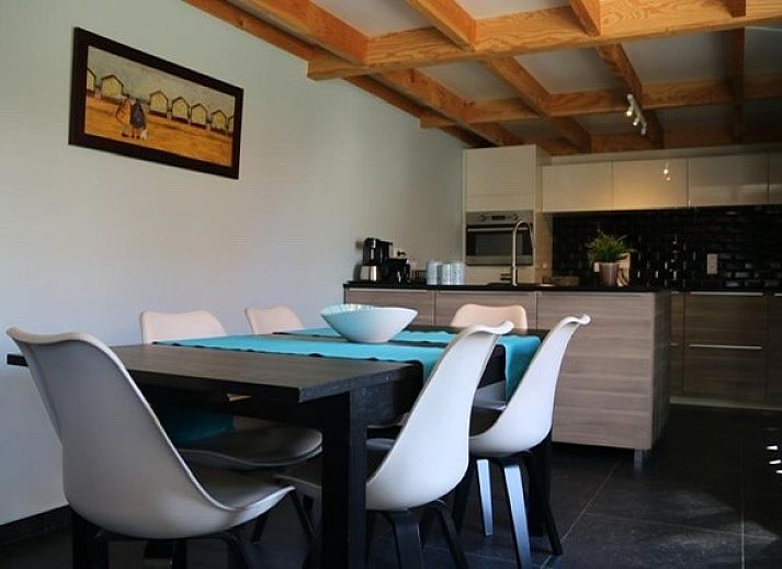 Veranda des Ferienhauses 13 Duenengolf in Oostduinkerke, belgische Kueste, Ferienhaus mit Gartenmoebeln.