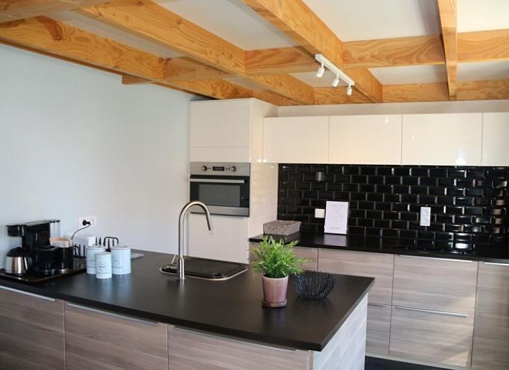 Veranda des Ferienhauses 13 Duenengolf in Oostduinkerke, belgische Kueste, Ferienhaus mit Gartenmoebeln.