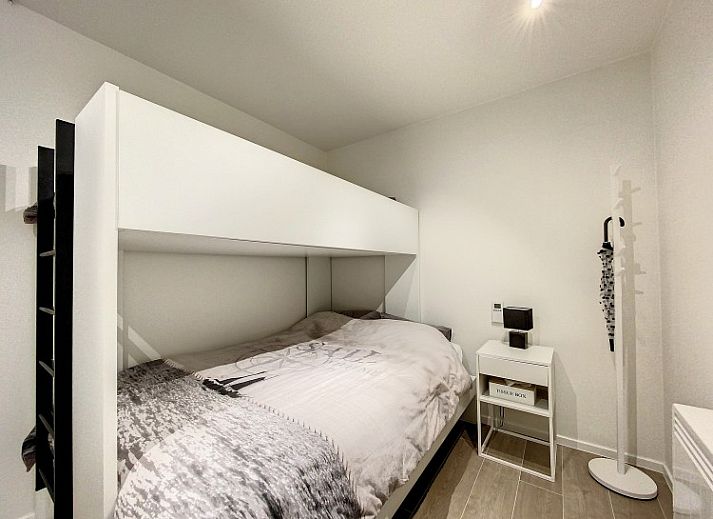 Stijlvolle eetruimte in Studio 'De Zandloper', Oostduinkerke-bad, Belgische kust, met marmeren tafel en strakke keuken.