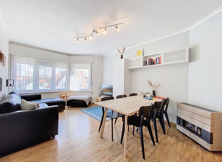 Ruime woonkamer met eethoek in Louvain Plage appartement, Koksijde-bad, Belgische kust.