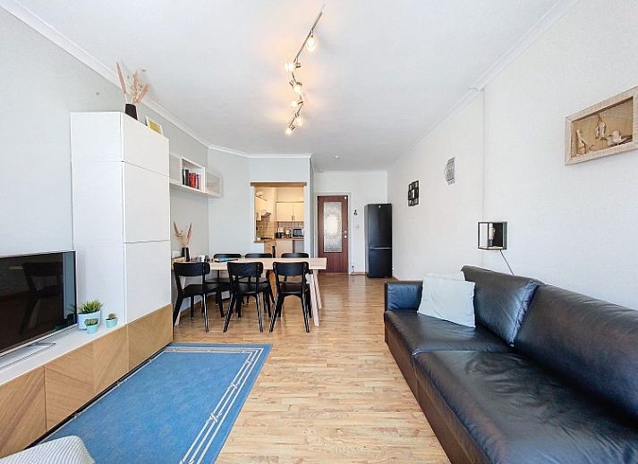 Ruime woonkamer met eethoek in Louvain Plage appartement, Koksijde-bad, Belgische kust.
