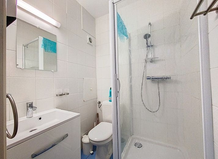 Ruime woonkamer met eethoek in Louvain Plage appartement, Koksijde-bad, Belgische kust.