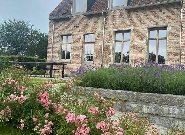 Huis Potaerde vakantiehuis in Brussel met bloeiende tuin en rustiek terras, ideaal voor een ontspannen verblijf in Regio Brussel, Belgie.