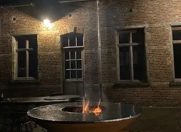 Huis Potaerde vakantiehuis in Brussel met bloeiende tuin en rustiek terras, ideaal voor een ontspannen verblijf in Regio Brussel, Belgie.