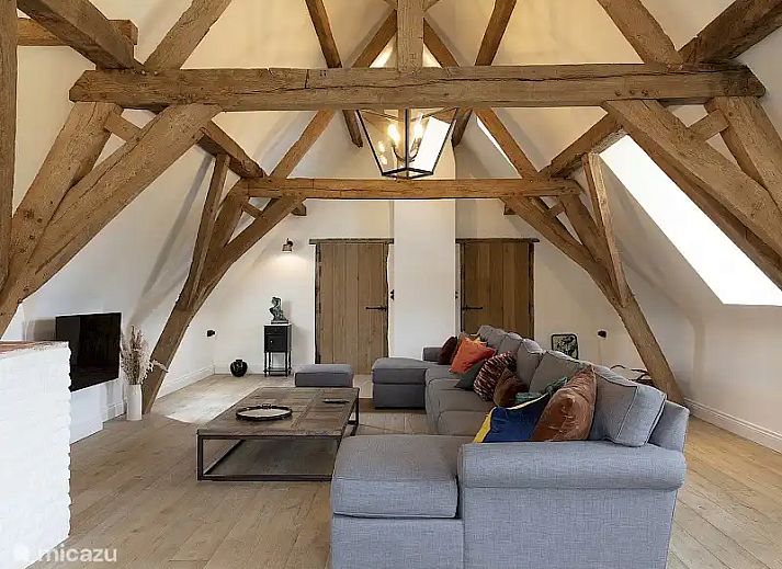 Huis Potaerde vakantiehuis in Brussel met bloeiende tuin en rustiek terras, ideaal voor een ontspannen verblijf in Regio Brussel, Belgie.