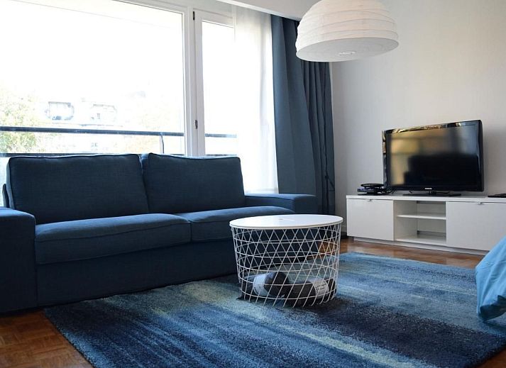 Gezellige woonkamer van Appartement in Woluwe-Saint-Lambert, Brussel, met moderne inrichting en comfortabele zithoek.