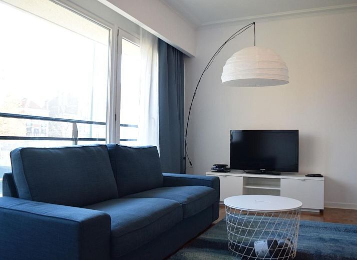Gezellige woonkamer van Appartement in Woluwe-Saint-Lambert, Brussel, met moderne inrichting en comfortabele zithoek.