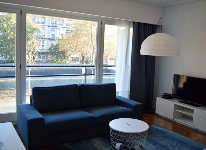 Gezellige woonkamer van Appartement in Woluwe-Saint-Lambert, Brussel, met moderne inrichting en comfortabele zithoek.