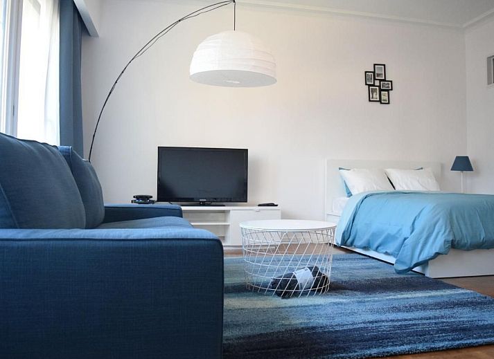 Gezellige woonkamer van Appartement in Woluwe-Saint-Lambert, Brussel, met moderne inrichting en comfortabele zithoek.