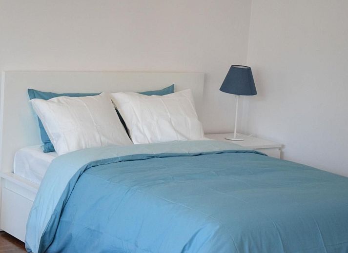Gezellige woonkamer van Appartement in Woluwe-Saint-Lambert, Brussel, met moderne inrichting en comfortabele zithoek.