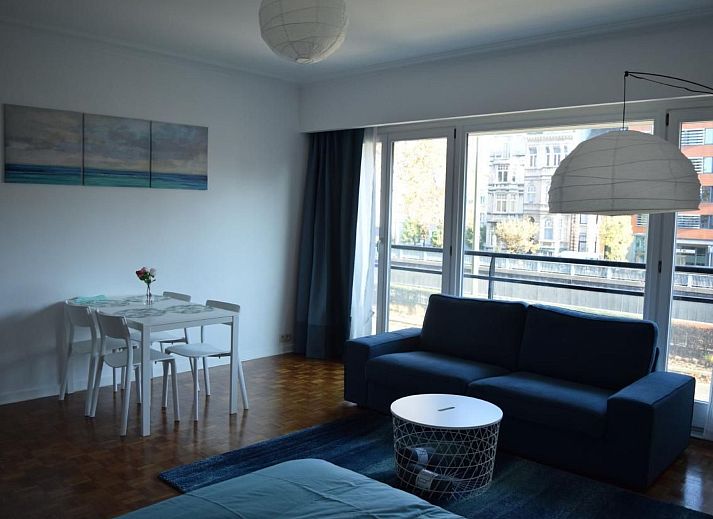 Stijlvolle woonkamer in Appartement in Woluwe-Saint-Lambert, Sint-Lambrechts-Woluwe, met moderne inrichting en veel natuurlijk licht.