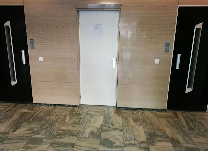 Gezellige woonkamer in Appartement in Woluwe-Saint-Lambert, Brussel met uitzicht op de stad, comfortabele bank en moderne inrichting.