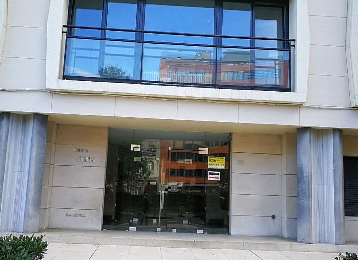 Stijlvolle woonkamer in Appartement in Woluwe-Saint-Lambert, Sint-Lambrechts-Woluwe, Brussel. Comfortabele inrichting met moderne accenten.