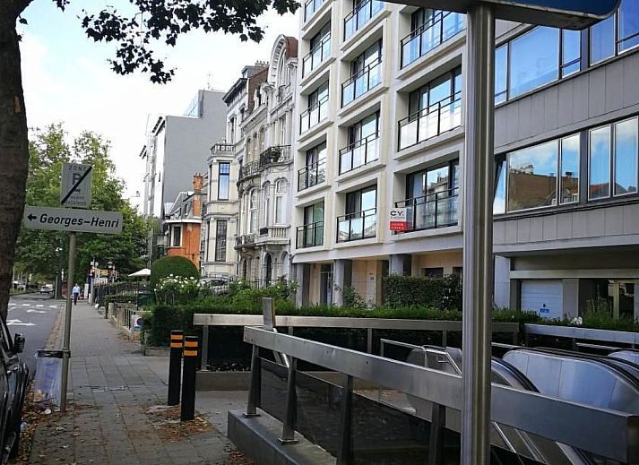 Stijlvolle woonkamer in Appartement in Woluwe-Saint-Lambert, Sint-Lambrechts-Woluwe, Brussel. Comfortabele inrichting met moderne accenten.