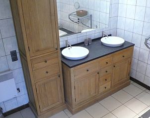 Badkamer met dubbele wastafel in Den Anker vakantiewoning in Houthulst, West-Vlaanderen.