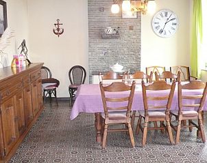 Eetkamer in Den Anker vakantiehuis in Houthulst, West-Vlaanderen met houten meubels.