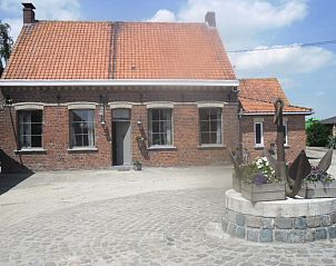 Voorgevel van Den Anker vakantiehuis in Houthulst, West-Vlaanderen met traditionele architectuur.