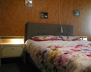 Slaapkamer met bloemenmotief in Den Anker vakantiehuis in Houthulst, West-Vlaanderen.