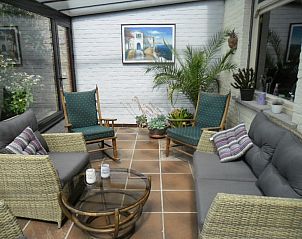 Serre met comfortabele zitplaatsen in Den Anker vakantiewoning in Houthulst, West-Vlaanderen.