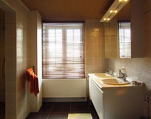 Moderne keuken in Hof ter Harte vakantiehuis, Ieper, West-Vlaanderen met eettafel en stijlvolle inrichting.