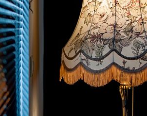 Sierlijke lamp in de woonkamer van Huis 7, vakantiehuis in Ieper, Belgi.
