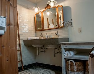 Luxe badkamer met dubbele wastafel in Huis 7, vakantiehuis Ieper, West-Vlaanderen.