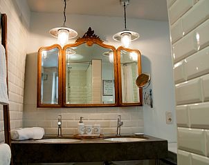 Elegante badkamer met vintage spiegel in Huis 7, vakantiehuis Ieper, Belgi.