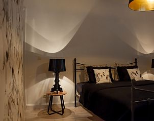 Slaapkamer met donkere accenten in Huis 7, vakantiehuis Ieper, West-Vlaanderen, Belgi.