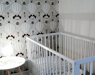 Kinderkamer met ledikant in Huis 7, vakantiehuis Ieper, West-Vlaanderen, Belgi.