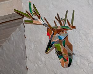 Kleurrijke wanddecoratie in Huis 7, vakantiehuis Ieper, West-Vlaanderen, Belgi.