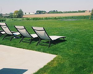 Ligstoelen met uitzicht op de natuur bij 't Amusement, Ieper.