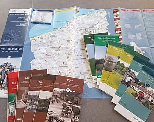 Toeristische brochures en kaarten beschikbaar in 't Amusement, Ieper.