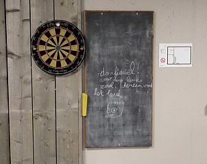 Dartbord en krijtbord in recreatieruimte van 't Amusement, Ieper.