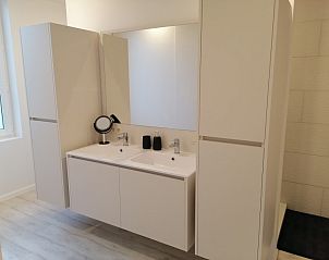 Stijlvolle badkamer met dubbele wastafel in THE FRONT DOOR N28, vakantieverblijf in Ieper, West-Vlaanderen.