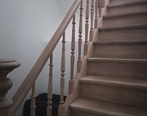 Houten trap in THE FRONT DOOR N28, vakantiehuis in Ieper, West-Vlaanderen, met klassieke leuning.